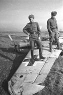 Asisbiz Soviet soldiers pose next to an abandoned Stab JG52 Bf 109 Crimea 02